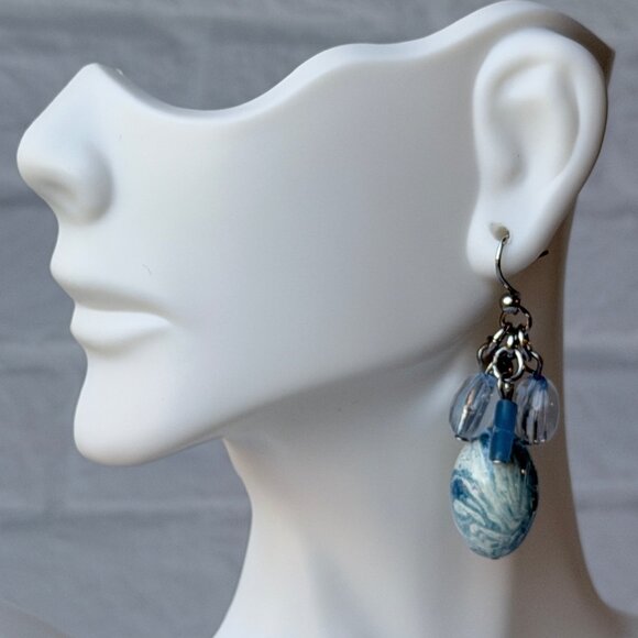 Vintage Chico’s Y2K Dangle Earrings Blue Beads Silver Tone Cluster Ocean Beachy - Picture 4 of 9